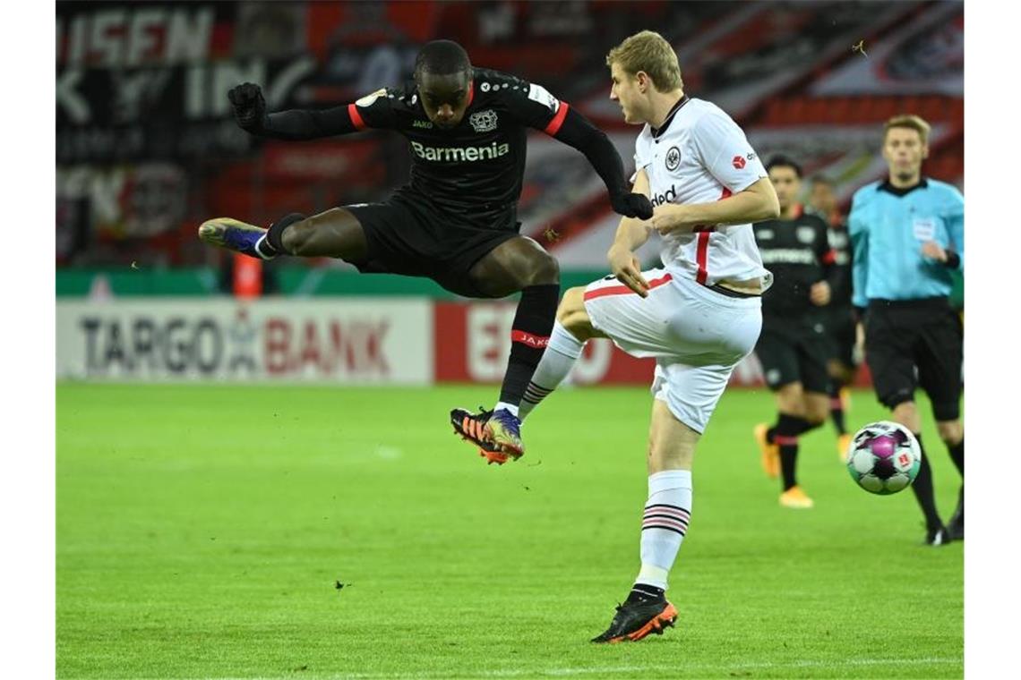 Jovic-Freude überwiegt Eintracht-Pokal-Frust Moussa Diaby von Bayer Leverkusen (l) und Martin Hinteregger von Eintracht Frankfurt (r) kämpfen um den Ball. Foto: Ina Fassbender/AFP-Pool/dpa