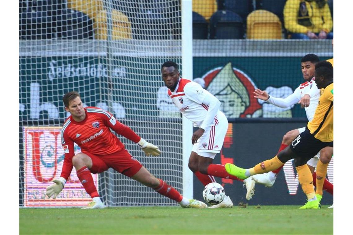 SV Sandhausen verpflichtet Ex-Bundesliga-Keeper Heerwagen Moussa Kone (r) schiesst auf das Tor von Ingolstadts Towrwart Philipp Heerwagen (l). Foto: Daniel Schäfer/Archivbild