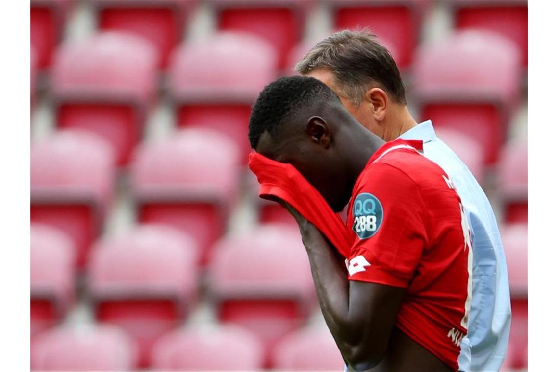 Moussa Niakhate vom FSV Mainz 05 ist nach der Niederlage frustriert. Foto: Kai Pfaffenbach/reuters/Pool/dpa