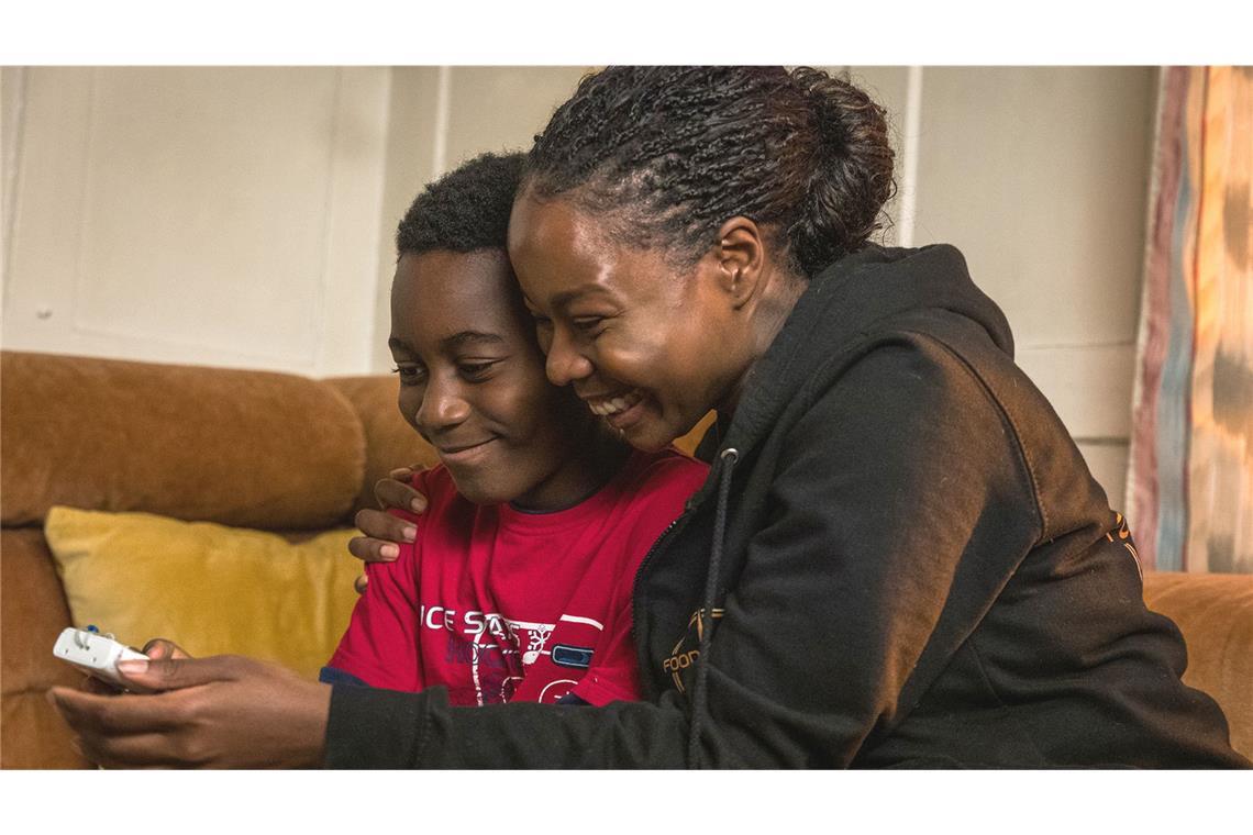 Moya Alemu (Nambitha Ben-Mazwi) und Yaro Alemu (André Nkot Olinga) betrachten die Fotos, die der Junge gemacht hat. Die Kamera wird noch eine wichtige Rolle spielen.
