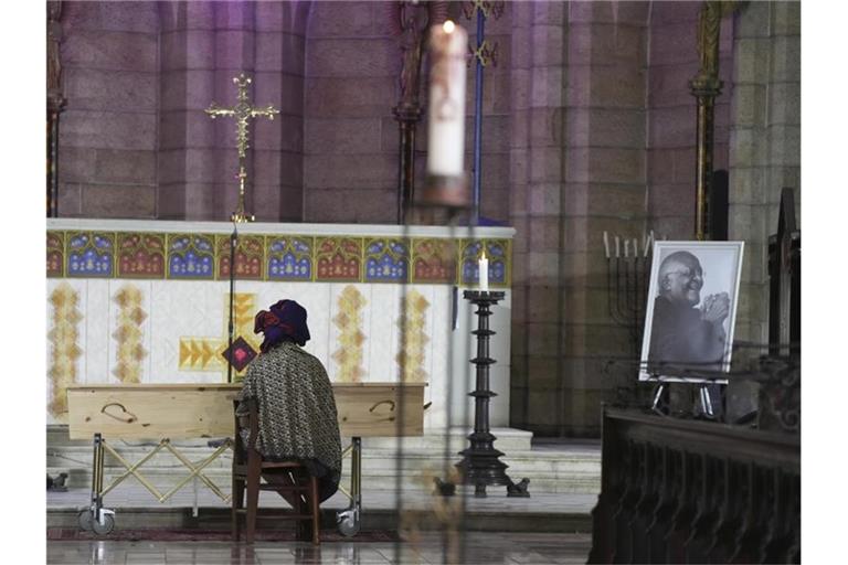 Mpho Tutu sitzt am Sarg ihres Vaters, des emeritierten anglikanischen Erzbischofs Desmond Tutu. Foto: Nic Bothma/Pool EPA/AP/dpa
