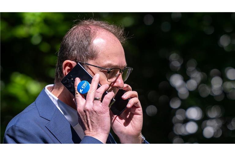 Mr. Multitasking: Alexander Dobrindt mit zwei Telefonen