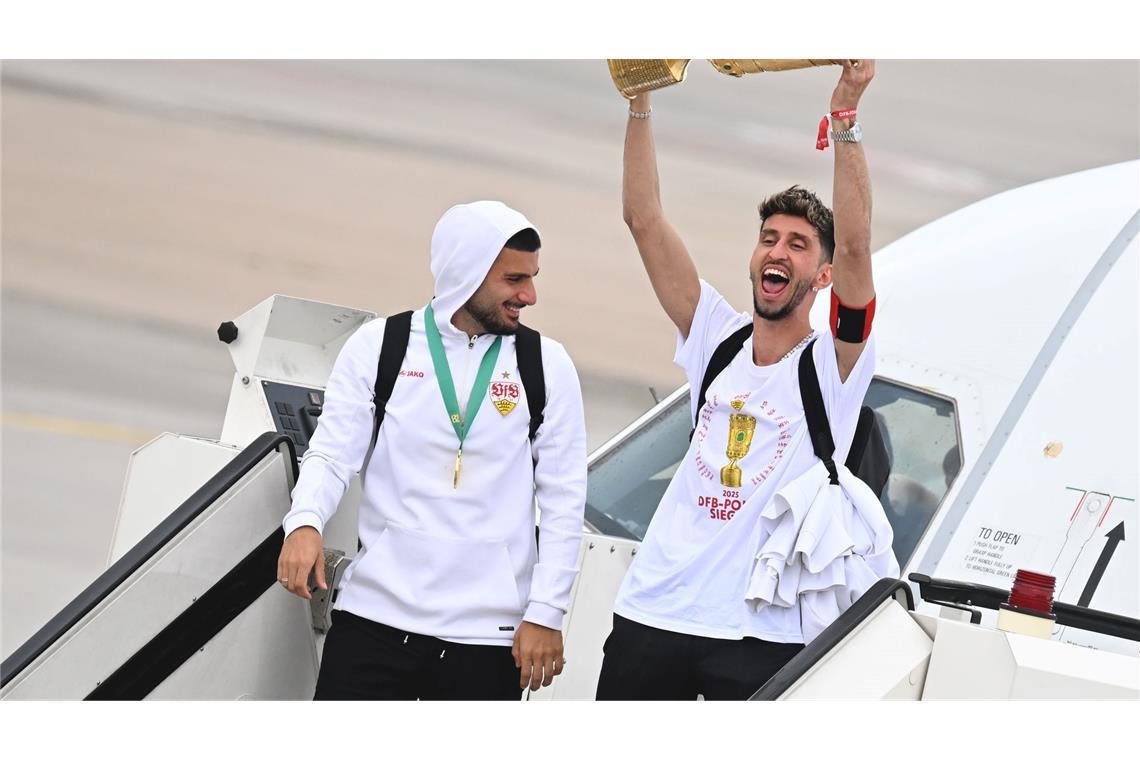 VfB im Rausch: Pokal-Party und neues Briefpapier Müde, aber glücklich stiegen die VfB-Profis aus dem Flieger.