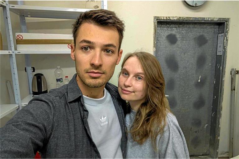 Müde aber in Sicherheit: Jiska und Valentin Suckut im Bunker neben ihrer Wohnung. Foto: privat