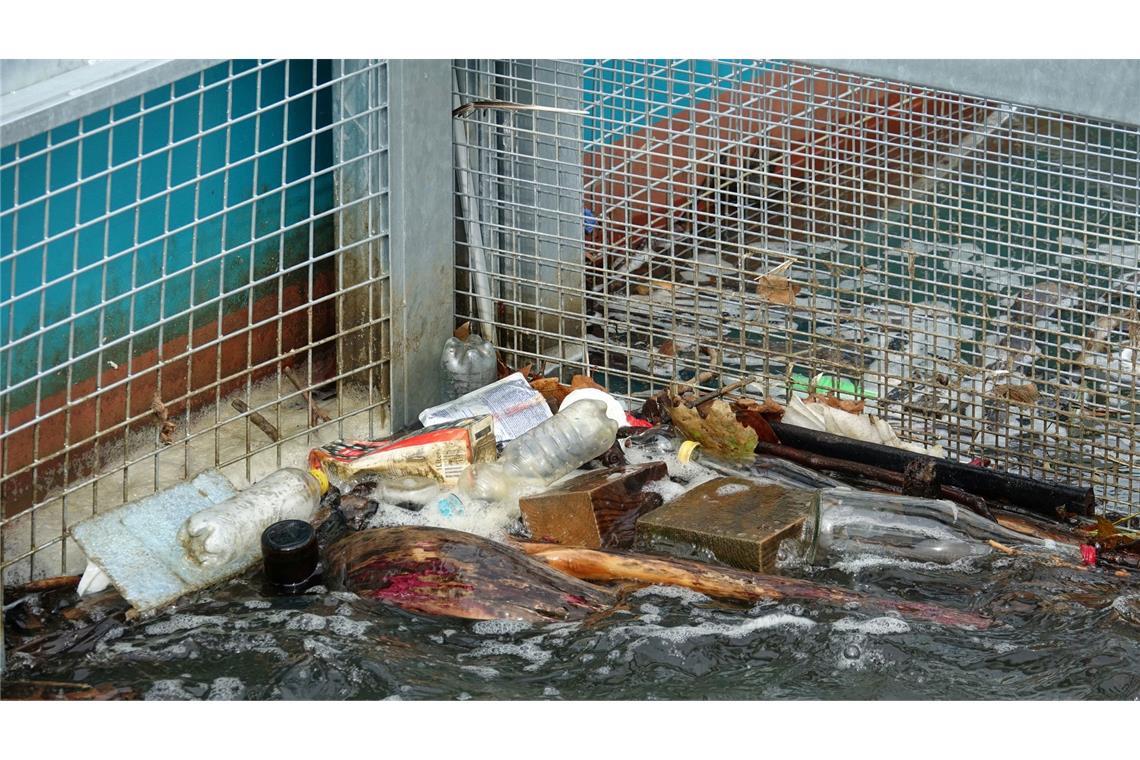 Müll hat sich in den beiden Körben der Müllfalle "RheinKrake" verfangen. (Handout)