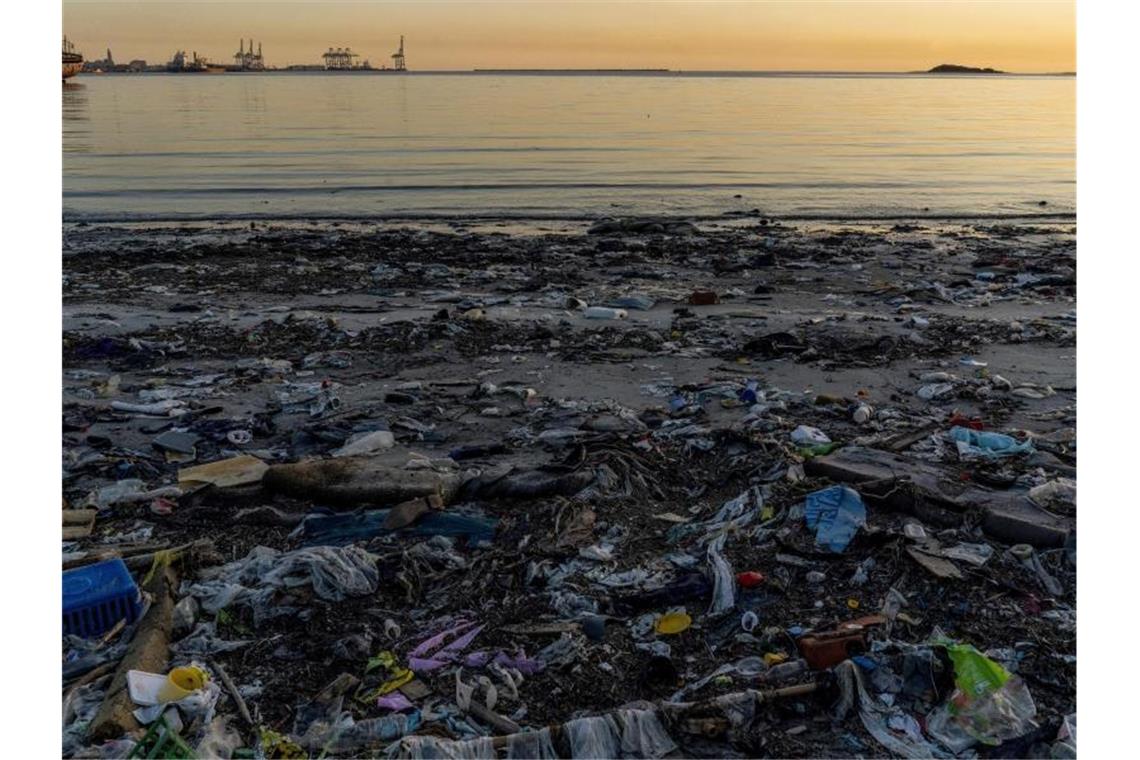 Müll liegt am Strand Capurro in der Bucht von Montevideo/Uruguay. Plastikmüll ist allgegenwärtig: Er findet sich in Ozeanen, Flüssen und Seen weltweit, und winzige Partikel sind auch in Menschen und Tieren nachweisbar. Foto: Matilde Campodonico/AP/dpa