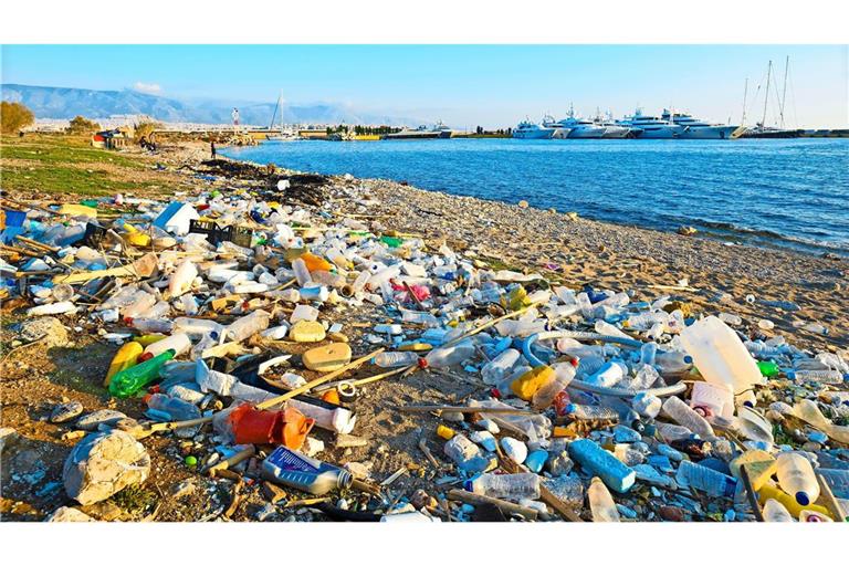 Müll, wie hier an einem griechischen Strand, findet sich auch zuhauf auf dem tiefsten Meeresgrund.