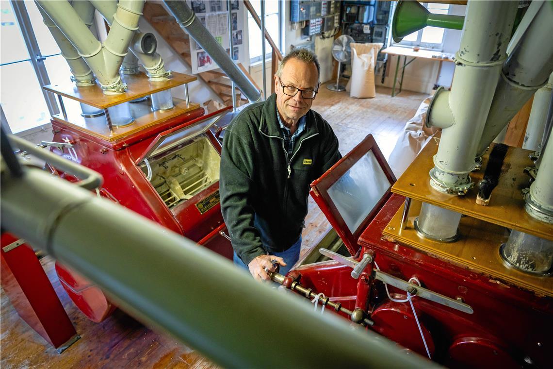 Seit 50 Jahren gibt er alles für die Weissacher Seemühle Müllermeister Manfred Thiel hat immer etwas zu tun in seiner Mühle. Normalerweise, sagt er, schaue er jeden Tag mal rein. Foto: Alexander Becher