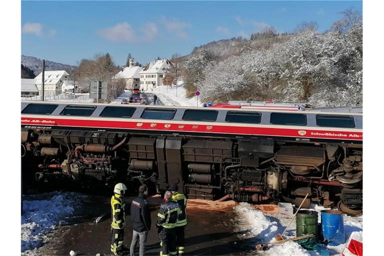 Müllfahrzeug stößt mit Zug zusammen. Foto: Andreas Rosar/dpa
