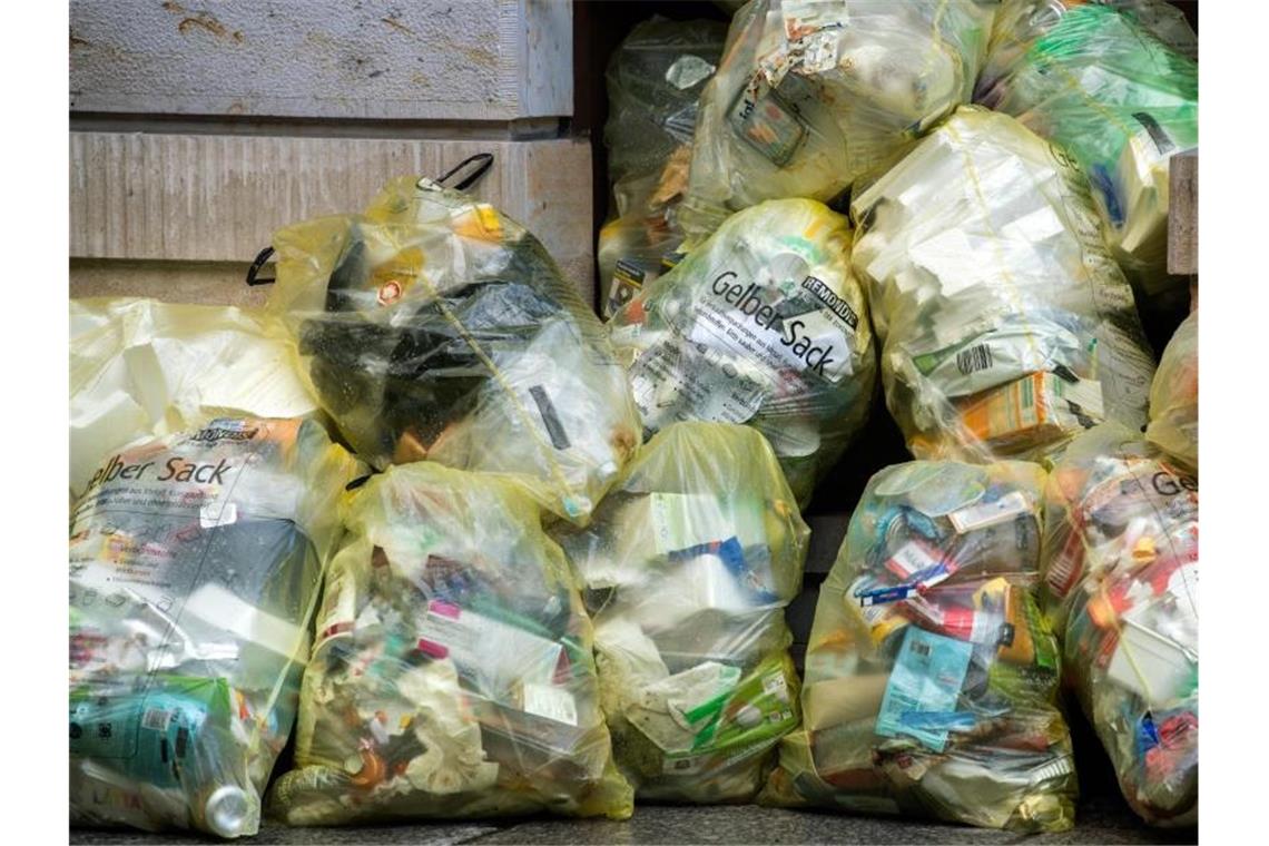 Stuttgart verschärft Müll-Regeln für Corona-Infizierte Müllsäcke liegen auf einem Stapel. Foto: Robert Michael/zb/dpa/Symbolbild