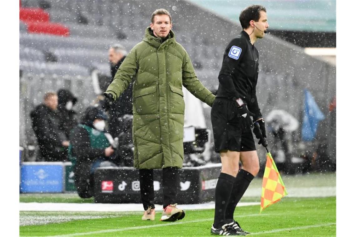 Bayern hadern: Auch mit Rumpfteam „war mehr drin“ Münchens Cheftrainer Julian Nagelsmann (l) reagiert an der Seitenlinie. Foto: Sven Hoppe/dpa