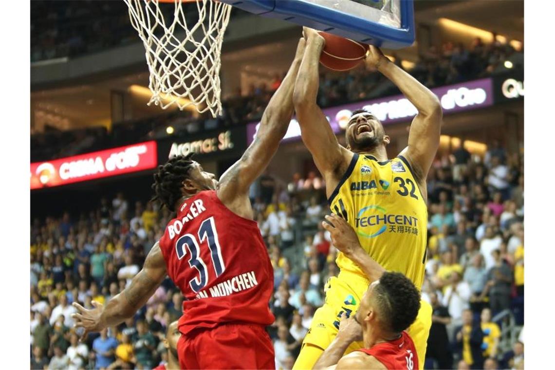 Bayern-Basketballer nach Sieg in Berlin vor Titelgewinn Münchens Devin Booker (l) verteidigt den Korbleger von ALBAs Johannes Thiemann. Foto: Andreas Gora