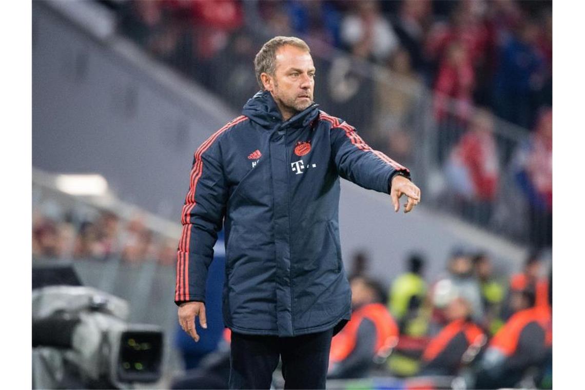 FC Bayern müht sich mit späten Toren ins Achtelfinale Münchens Interimstrainer Hansi Flick gestikuliert an der Seitenlinie. Foto: Matthias Balk/dpa