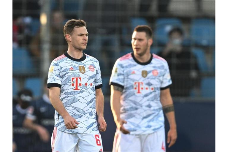 Münchens Joshua Kimmich (l) und Niklas Süle stehen enttäuscht auf dem Platz. Foto: Bernd Thissen/dpa