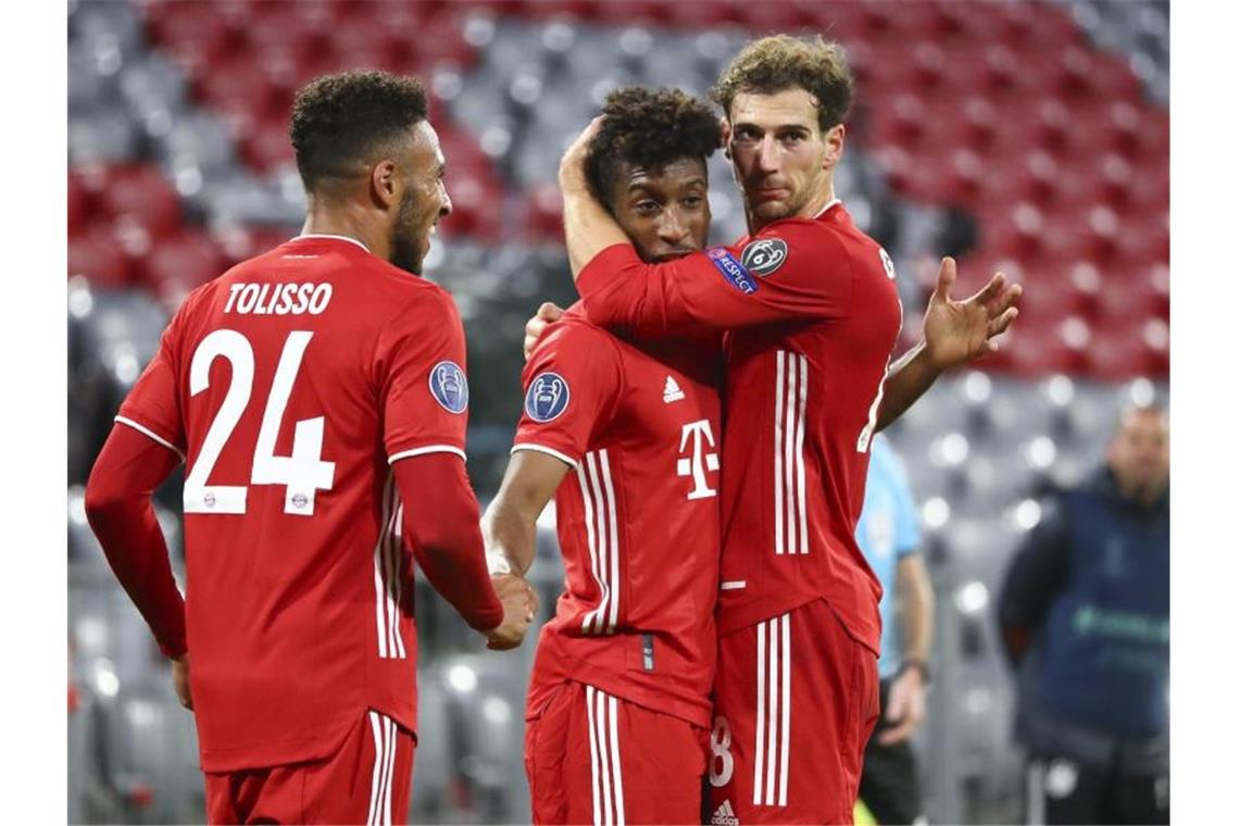 Münchens Kingsley Coman (M) bejubelt zusammen mit Corentin Tolisso (l) und Leon Goretzka einen Treffer. Foto: Matthias Schrader/Pool AP/dpa/Archivbild