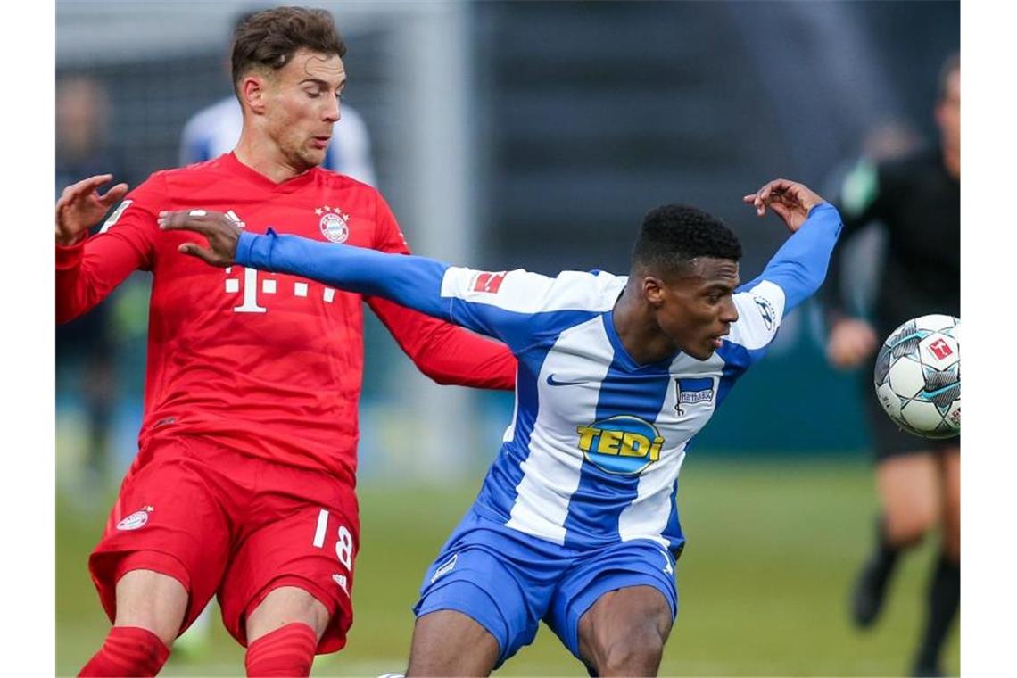 Münchens Leon Goretzka (l) kämpft mit Berlins Javairo Dilrosun um den Ball. Foto: Andreas Gora/dpa