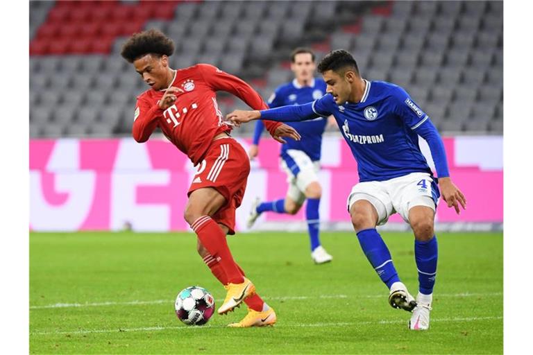 Münchens Leroy Sané (l) und Schalkes Ozan Kabak kämpfen um den Ball. Foto: Matthias Balk/dpa