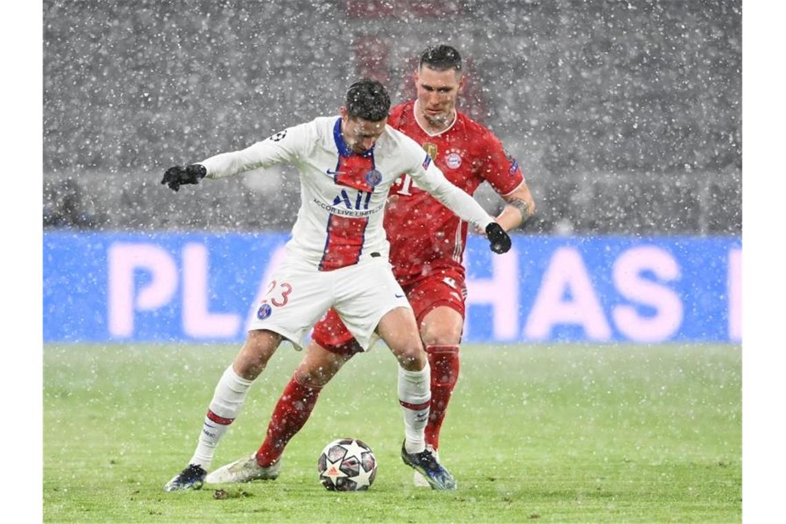 Münchens Niklas Süle (r) und Julian Draxler von Paris Saint-Germain kämpfen um den Ball. Foto: Sven Hoppe/dpa