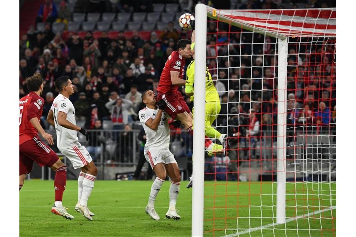 Lewandowski-Show - FC Bayern nach Sieg im Achtelfinale Münchens Robert Lewandowski (2.v.r.) mit der ersten Chance des Spiels. Foto: Sven Hoppe/dpa