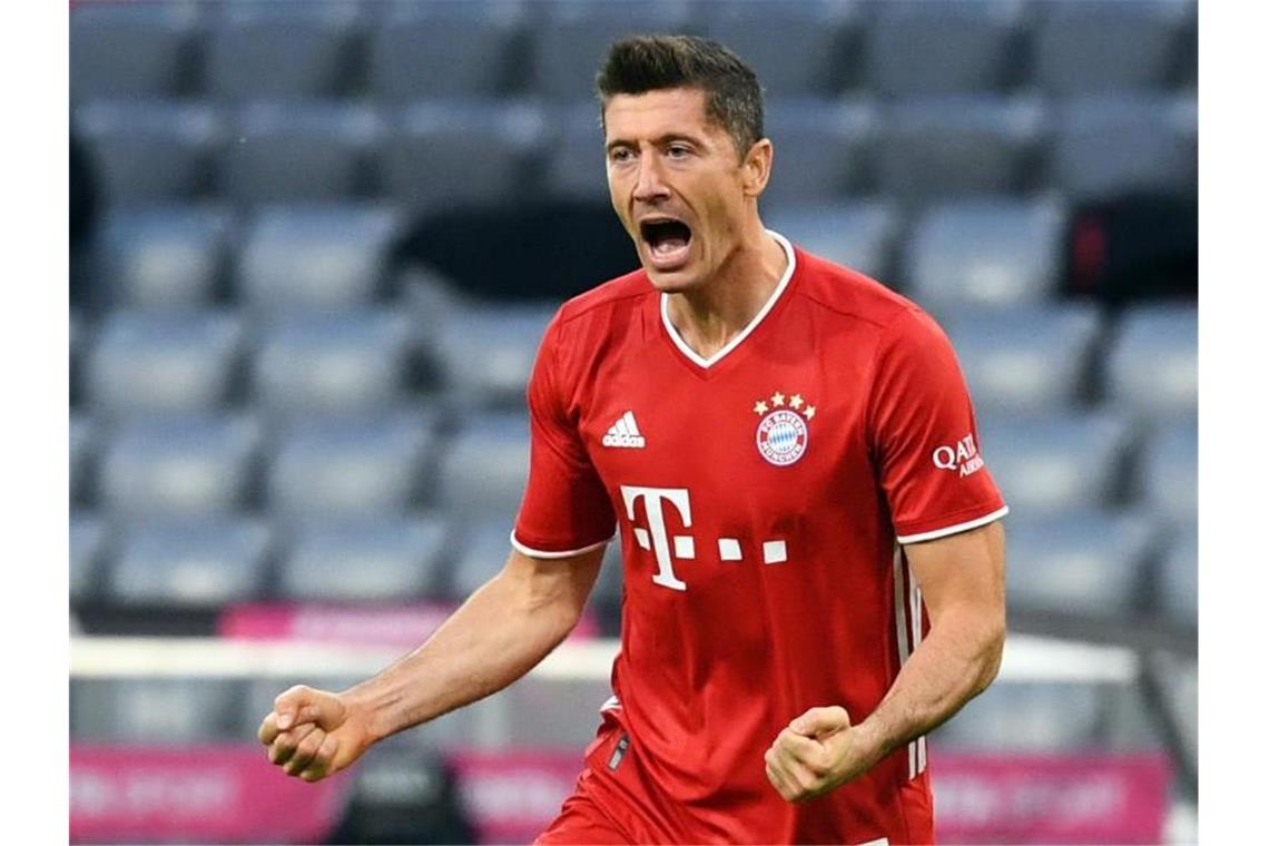 Münchens Robert Lewandowski bejubelt sein Tor zum 1:0 - und trifft anschließend weitere drei Mal. Foto: Sven Hoppe/dpa