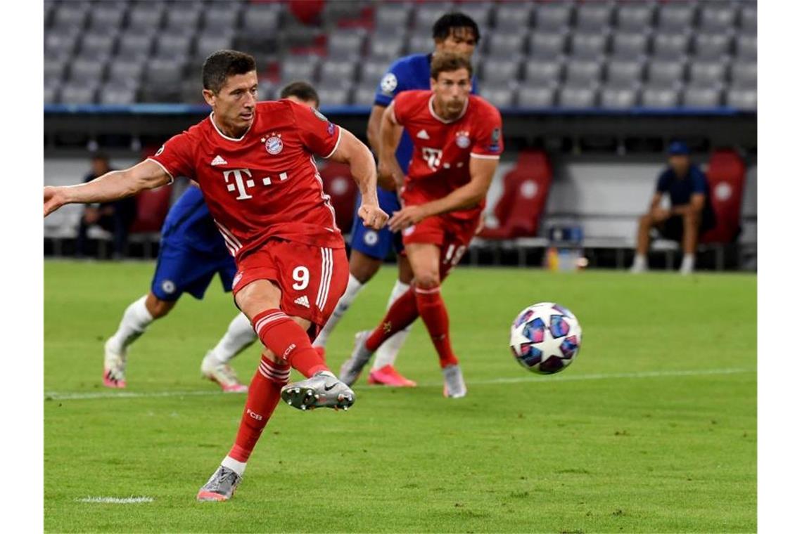 Münchens Robert Lewandowski erzielt den Treffer zum 1:0 per Elfmeter. Foto: Sven Hoppe/dpa