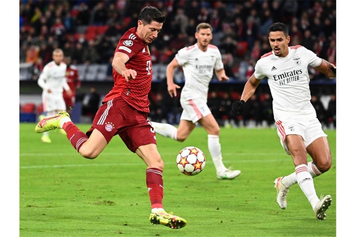 Lewandowski-Show - FC Bayern nach Sieg im Achtelfinale Münchens Robert Lewandowski (l) bereitet das 2:0 vor. Foto: Sven Hoppe/dpa