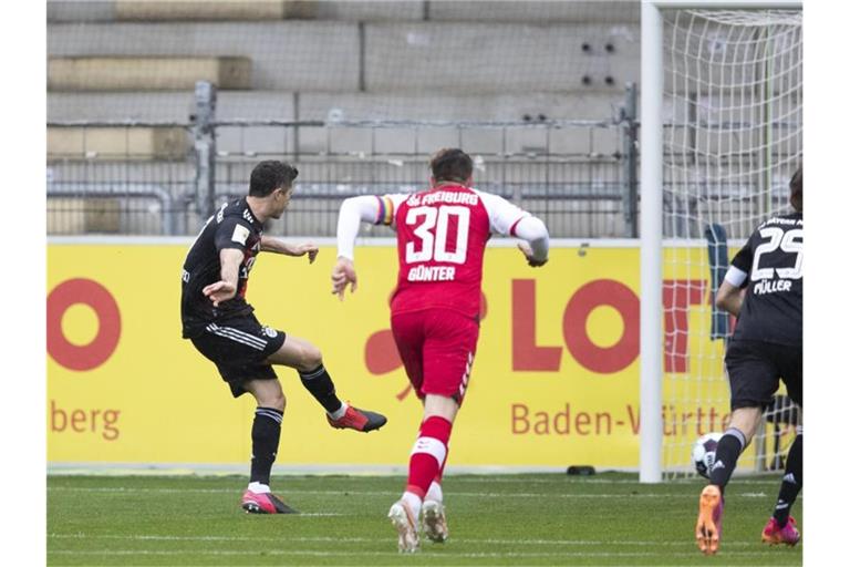 Münchens Robert Lewandowski (l) erzielt das Tor zum 0:1 per Elfmeter. Foto: Tom Weller/dpa/aktuell