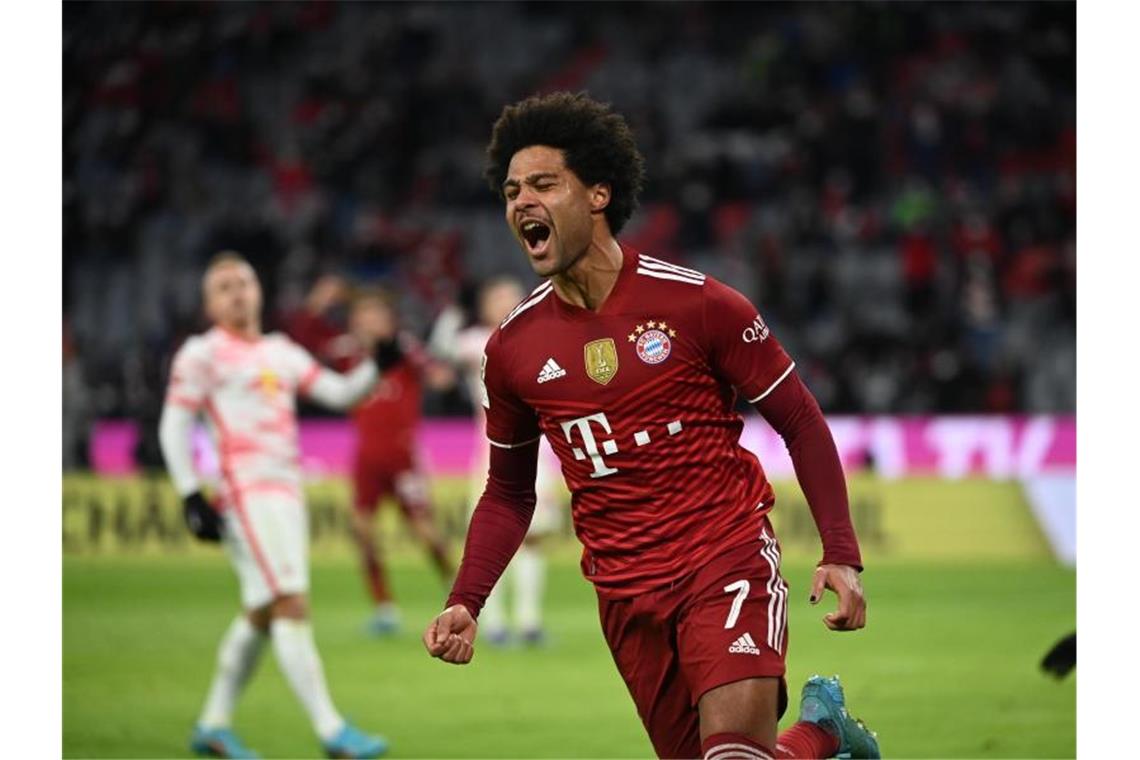 Neuers Start ins WM-Jahr missglückt - Chance für Ulreich Münchens Serge Gnabry bejubelt das 3:2. Foto: Sven Hoppe/dpa