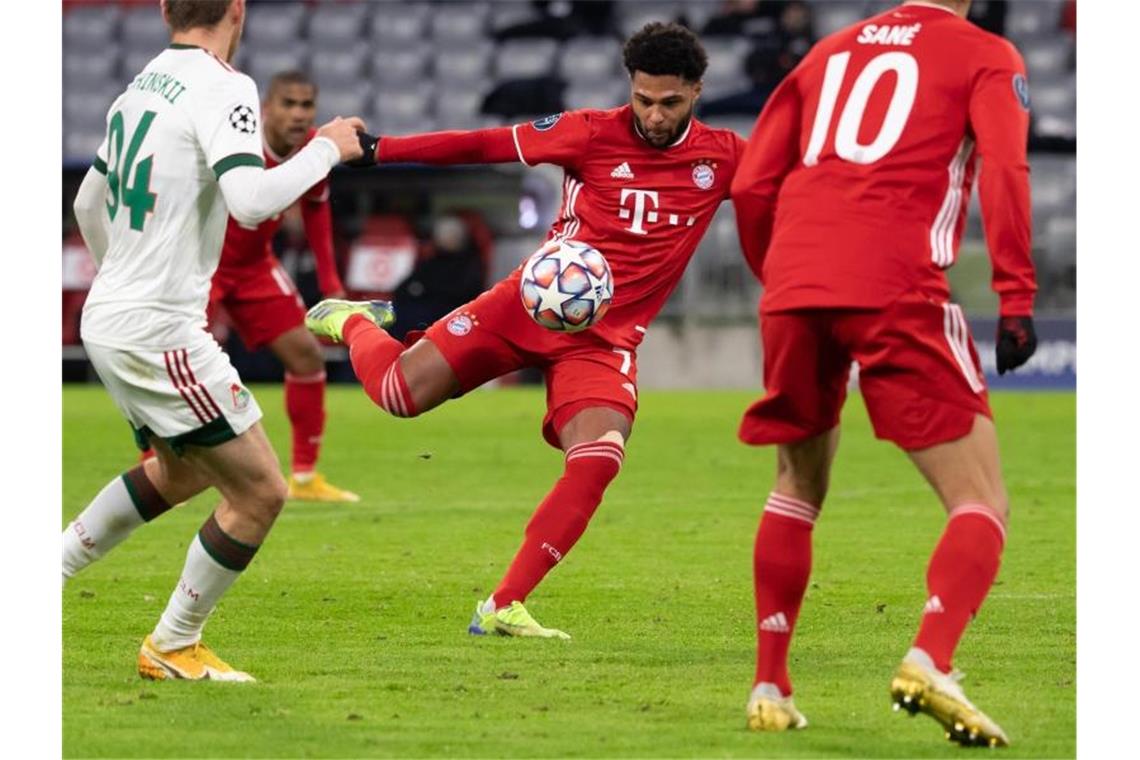 Süle und Choupo-Moting lassen Bayern gegen Moskau jubeln Münchens Serge Gnabry (M) schießt auf das Moskauer Tor. Foto: Sven Hoppe/dpa