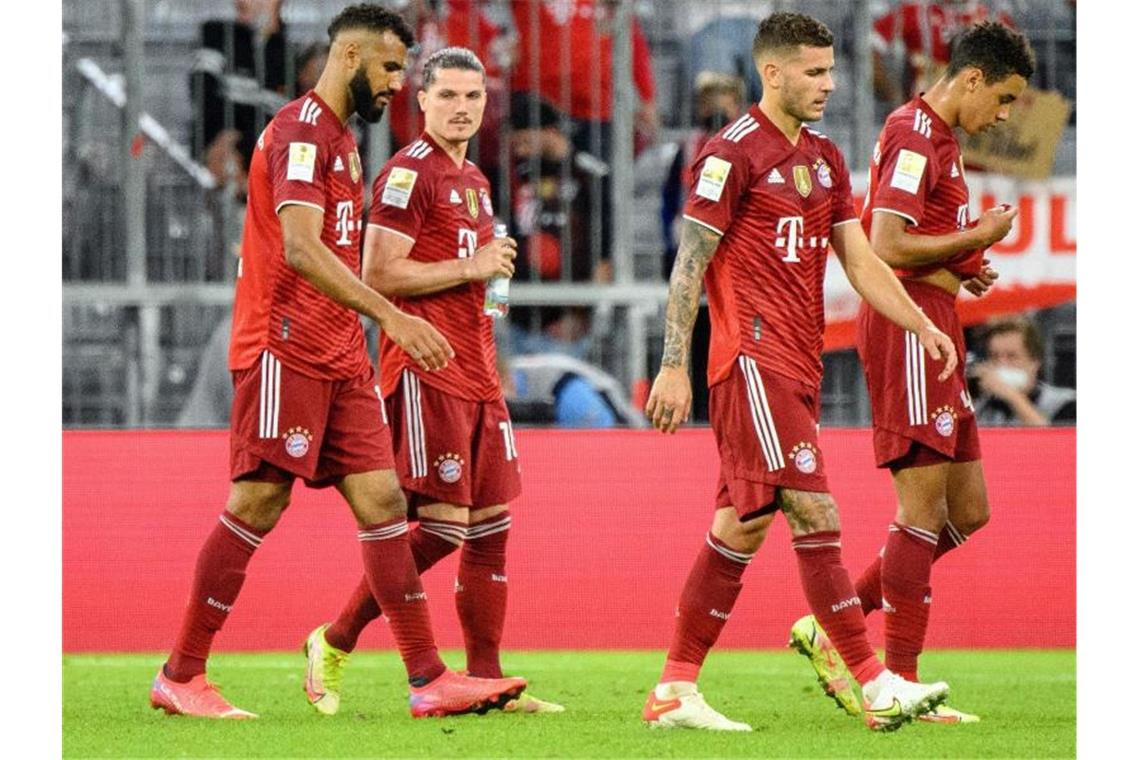 Münchens Spieler gehen enttäuscht vom Platz - das Spiel endete 1:2. Foto: Matthias Balk/dpa