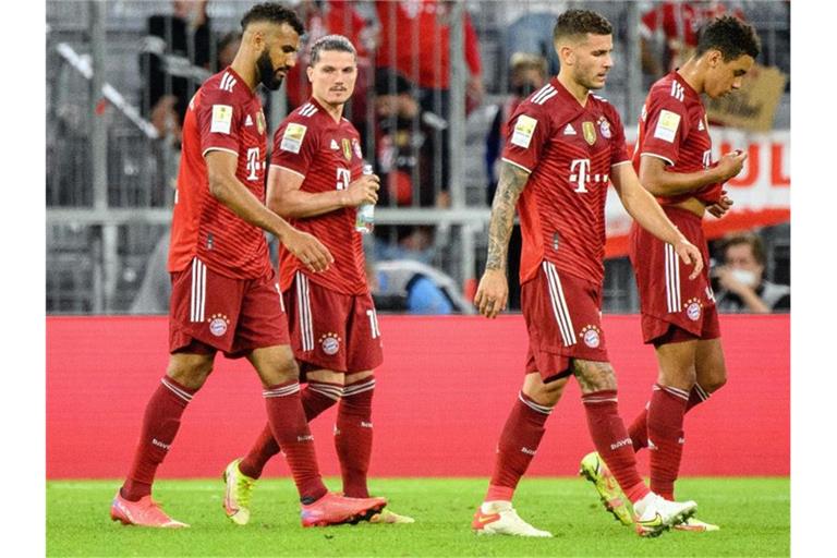 Münchens Spieler gehen enttäuscht vom Platz - das Spiel endete 1:2. Foto: Matthias Balk/dpa