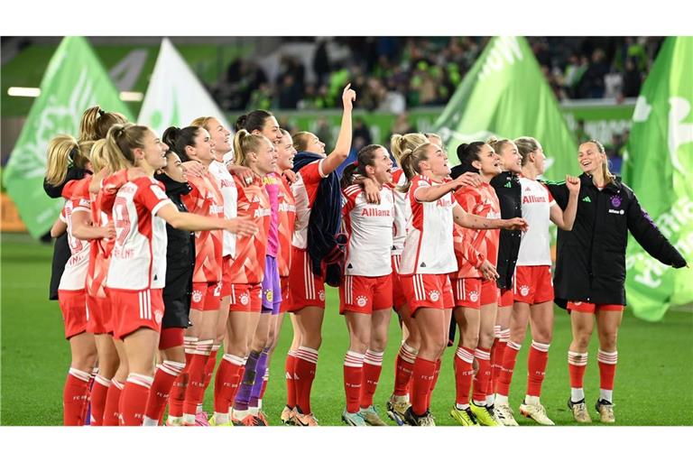 Münchens Spielerinnen feiern den Sieg in Wolfsburg.