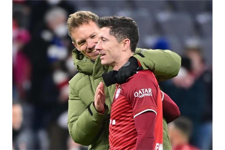 Münchens Star-Trainer Julian Nagelsmann (l) und Star-Stürmer Robert Lewandowski. Foto: Peter Kneffel/dpa