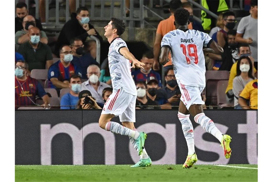 Nagelsmann-Meilenstein: FCB-Machtdemonstration im Camp Nou Münchens Stürmer Robert Lewandowski (l) jubelt mit Mannschaftskameraden über seinen Treffer zum 0:3. Foto: Sven Hoppe/dpa