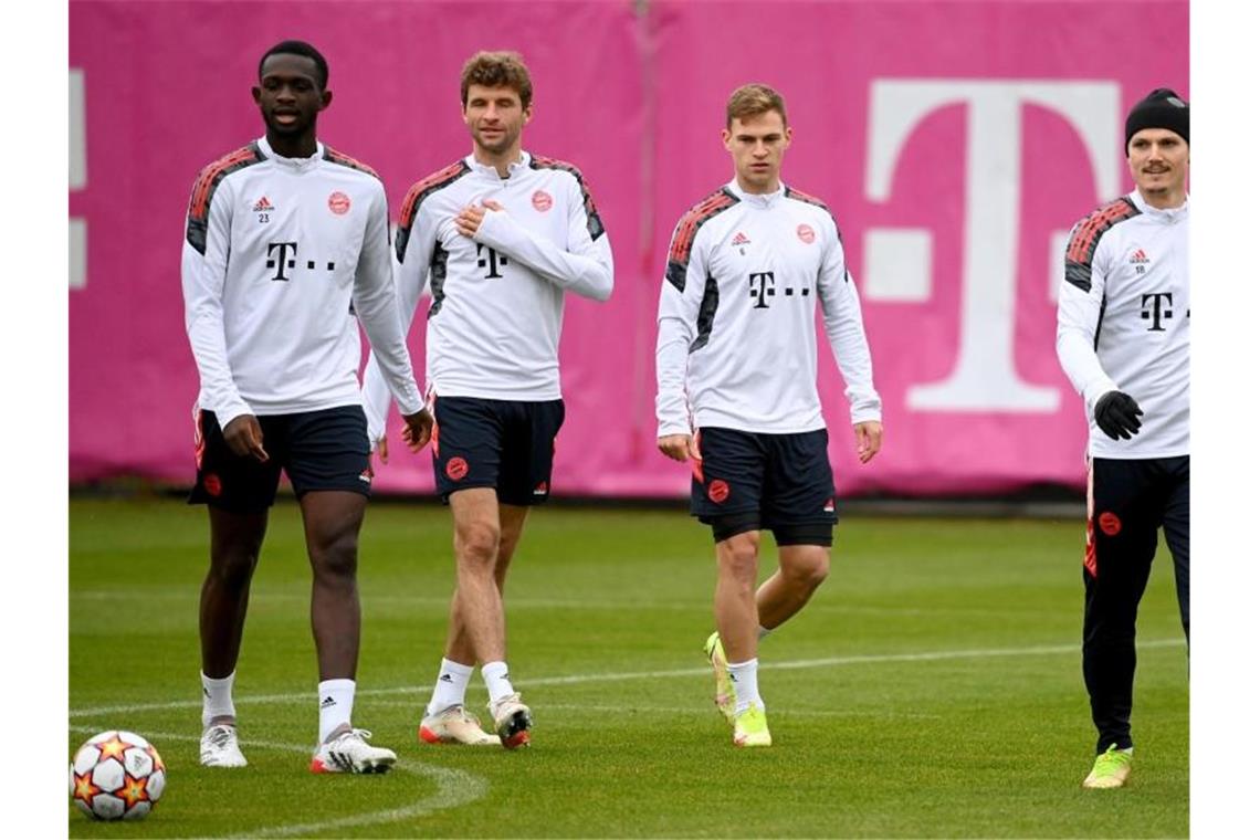 Münchens Tanguy Nianzou (l) beginnt beim FC Bayern München. Foto: Sven Hoppe/dpa/Archivbild