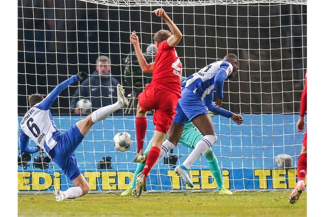 Bayern angriffslustig - Müller: „Liefern, wenn man muss“ Münchens Thomas Müller (2.v.l) trifft zum 1:0. Berlins Darida (l) und Torwart Jarstein kommen nicht mehr an den Ball. Foto: Andreas Gora/dpa
