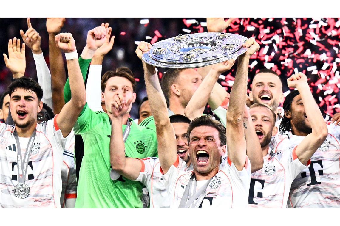Bilder des Tages Münchens Thomas Müller jubelt mit der Meisterschale.
