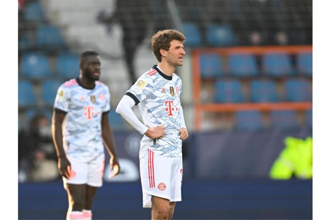 Münchens Thomas Müller (r) setzt gegen RB Salzburg auf eine Reaktion nach der Niederlage in Bochum. Foto: Bernd Thissen/dpa