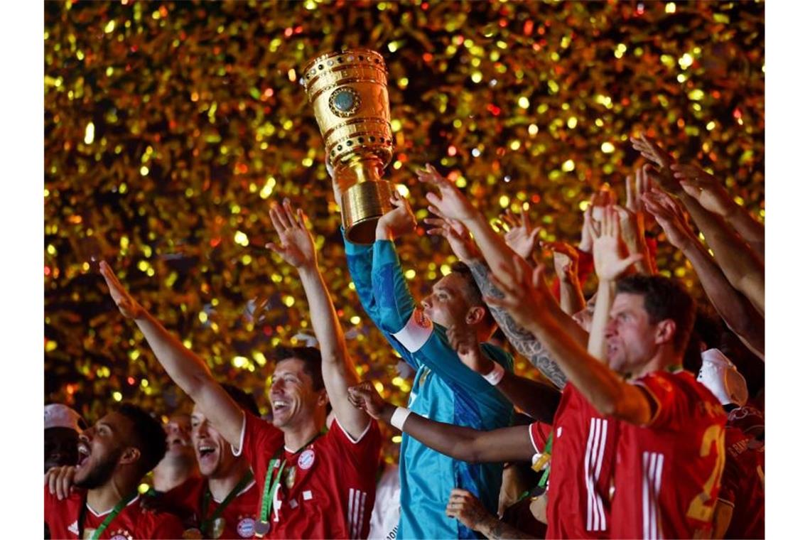Double-Jubel und Triple-Lust: FC Bayern ohne „Limit“ Münchens Torhüter Manuel Neuer hält die Trophäe jubelt mit dem DFB-Pokal. Foto: Annegret Hilse/Reuters/POOL/dpa