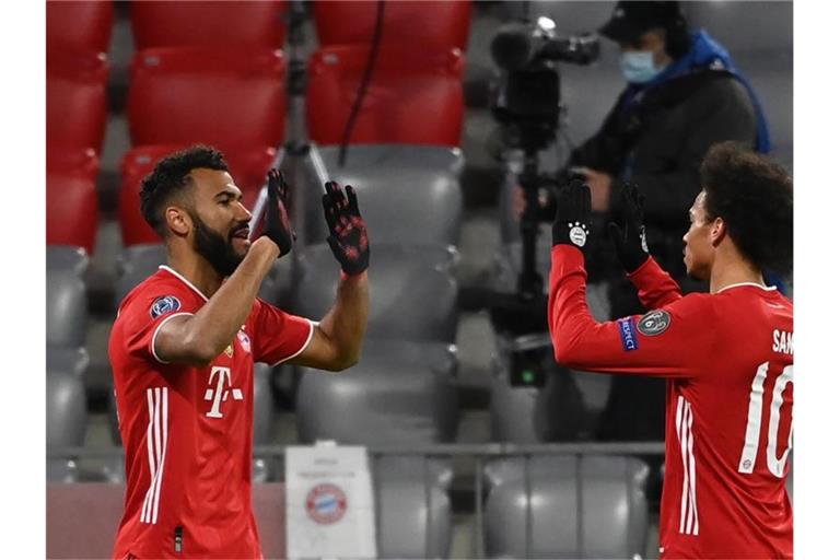 Münchens Torschütze Eric Maxim Choupo-Moting (l) feiert das Tor zum 2:0 mit Leroy Sane. Foto: Sven Hoppe/dpa