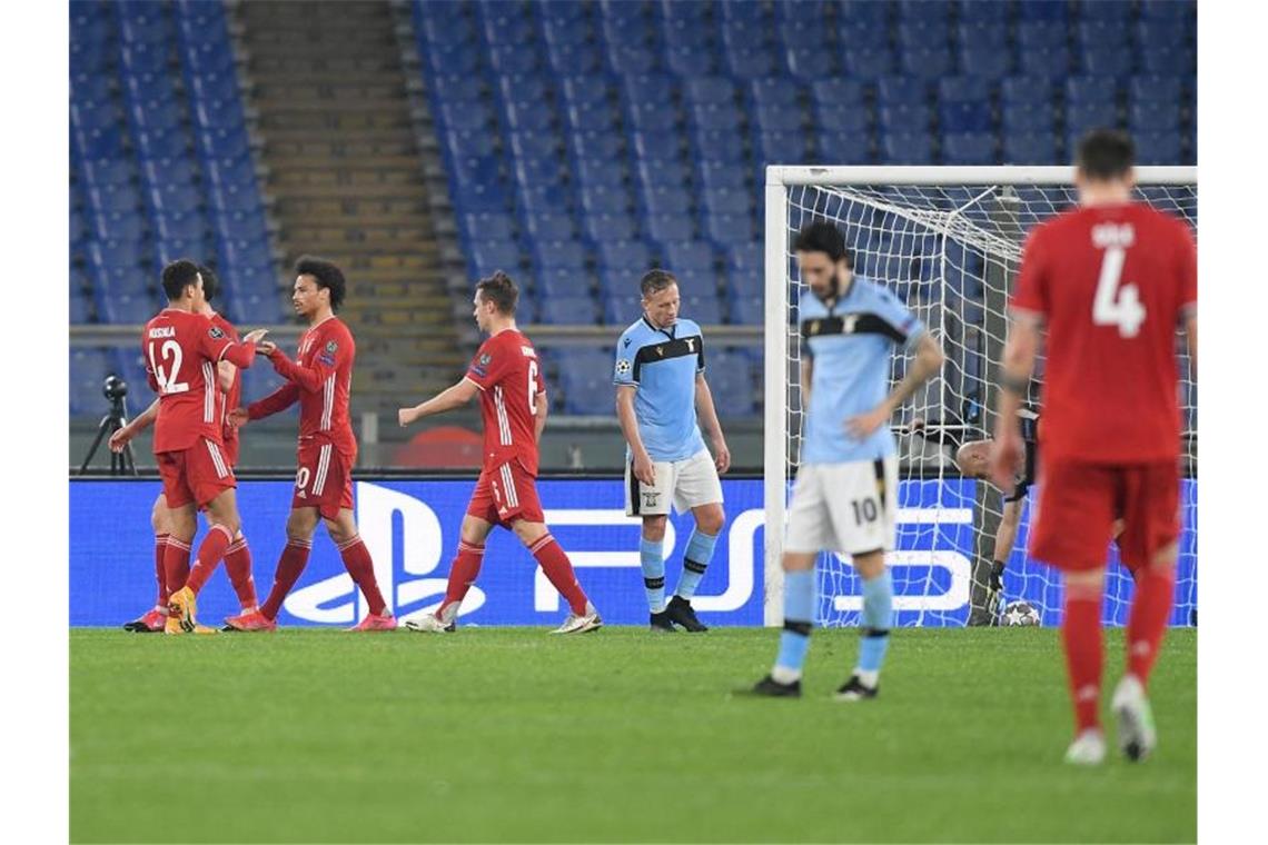 Münchens Torschütze Leroy Sane (2.v.l) feiert mit Jamal Musiala (l) den Treffer zum 3:0. Foto: Giuseppe Maffia/dpa