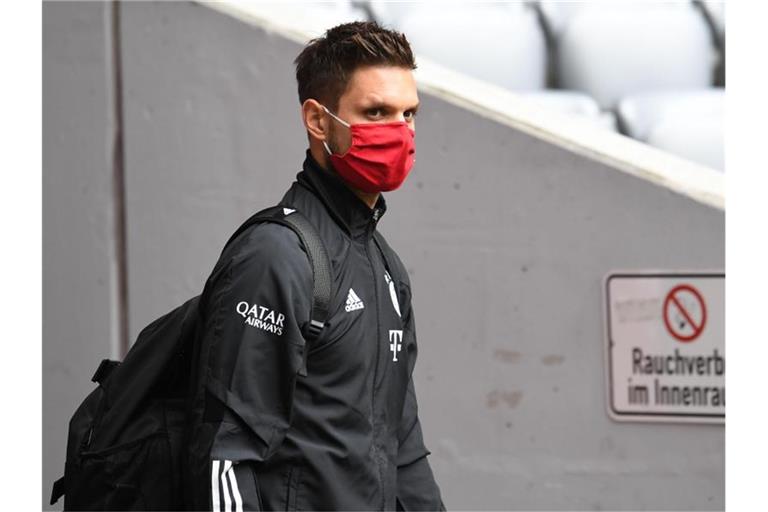 Münchens Torwart Sven Ulreich kommt mit Mundschutz ins Stadion. Foto: Sven Hoppe/dpa-Pool/dpa