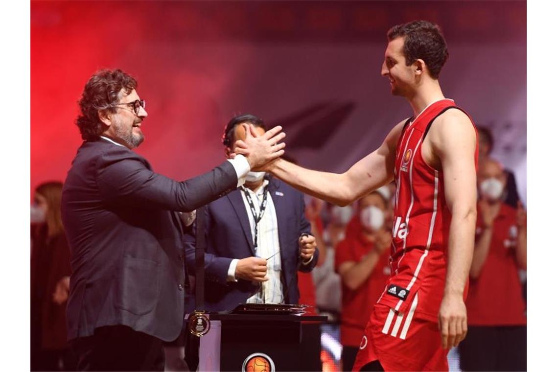 BBL-Playoff-Serien: Ludwigsburg und Bayern führen mit 2:0 Münchens Trainer Andrea Trinchieri (l) beim Handshake mit Paul Zipser. Foto: Tobias Hase/dpa