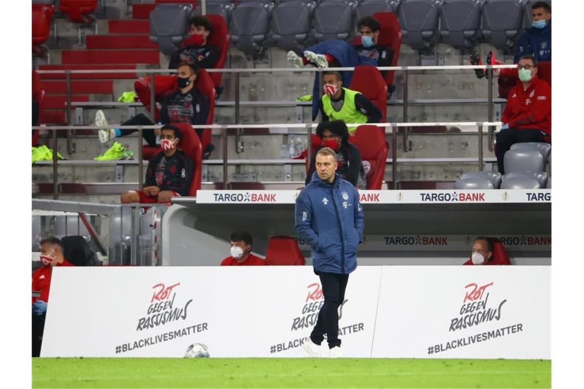 Münchens Trainer Hansi Flick beobachtet das Spiel. Foto: Kai Pfaffenbach/Reuters/Pool/dpa
