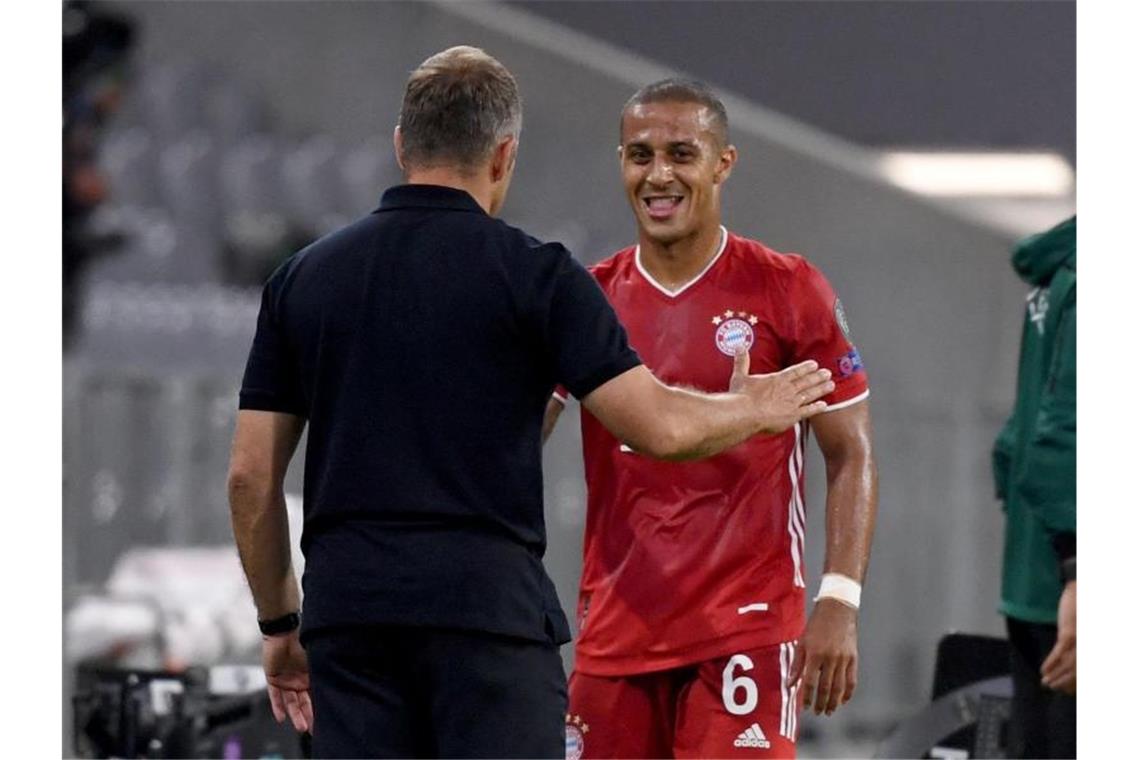 Flick versteht Thiagos Wunsch: „Will neue Herausforderung“ Münchens Trainer Hansi Flick spricht am Spielfeldrand mit Thiago (r). Foto: Sven Hoppe/dpa
