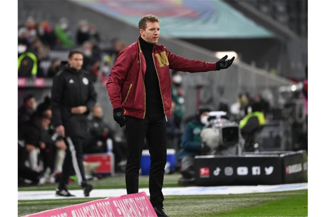 FC Bayern baut Vorsprung aus - Gladbach weiter in Not Münchens Trainer Julian Nagelsmann gibt seiner Mannschaft taktische Anweisungen. Foto: Sven Hoppe/dpa
