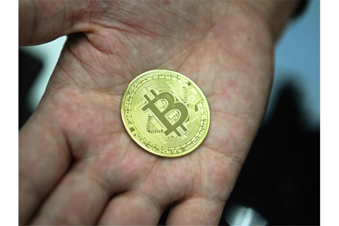 Münze mit Bitcoin-Logo: Der Kurs der Kryptowährung hat erneut nachgegeben. Foto: Nicolas Armer/dpa