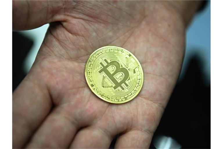 Münze mit Bitcoin-Logo: Verbraucherschützer warnen wegen der stark volatilen Kurse generell von einer Anlage in der Kryptowährung. Foto: Nicolas Armer/dpa