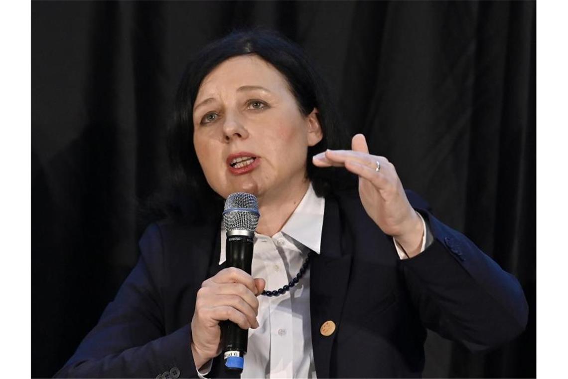 EU-Kommission fordert Maßnahmen gegen Rassismus bei Polizei „Müssen besonders wachsam sein, wenn es um Rassismus bei der Strafverfolgung geht“: EU-Kommissionsvizepräsidentin Vera Jourova. Foto: Hans Punz/APA/dpa