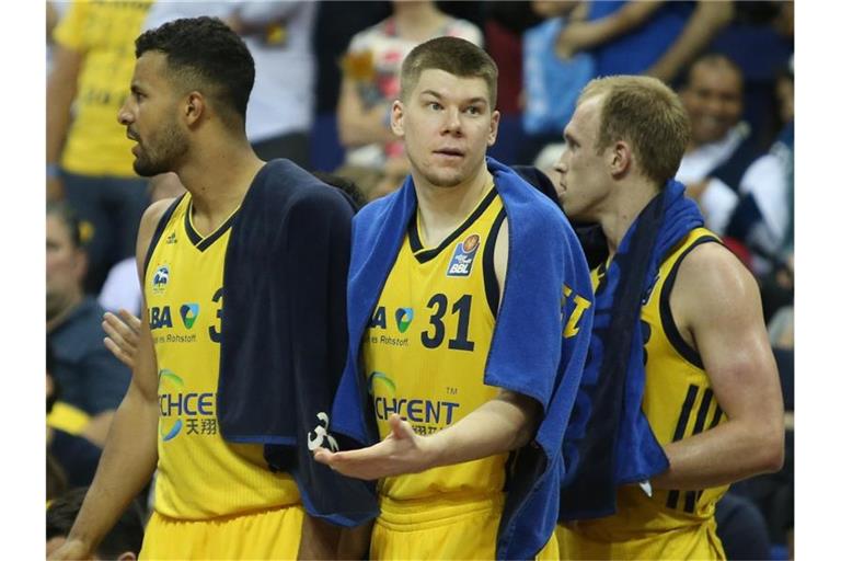 Müssen das dritte Finalspiel unbedingt gewinnen: ALBA's Johannes Thiemann (l-r), Rokas Giedraitis und Luke Sikma. Foto: Andreas Gora